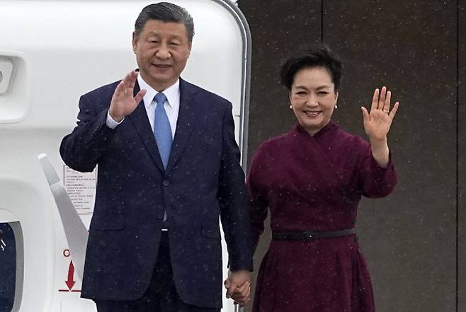 시진핑(왼쪽) 중국 국가주석과 펑리위안 여사가 5일(현지시간) 프랑스 파리 오를리 공항에 도착해 인사하고 있다. (사진=AFP)