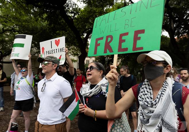 5일 텍사스 대학 교수들이 "팔레스타인은 자유를 얻을 것"이란 팻말을 들고 반이스라엘 시위를 벌이고 있다. ⓒ 로이터=뉴스1 ⓒ News1 박형기 기자