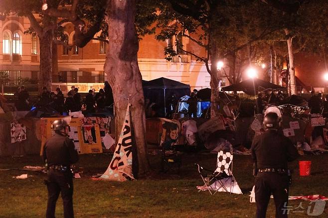 5일(현지시간) 미국 로스앤젤레스 서던캘리포니아대(USC)에서 경찰들이 공원에 설치된 친(親)팔레스타인 캠프를 해체하고 있다. 2024.05.05/ ⓒ AFP=뉴스1 ⓒ News1 권진영 기자
