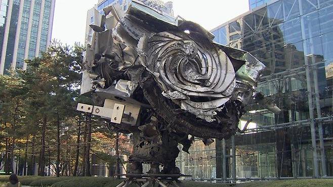 서울 강남구 테헤란로 포스코센터 앞에 설치된 조형물 '꽃이 피는 구조물, 아마벨' [사진 = 연합뉴스]