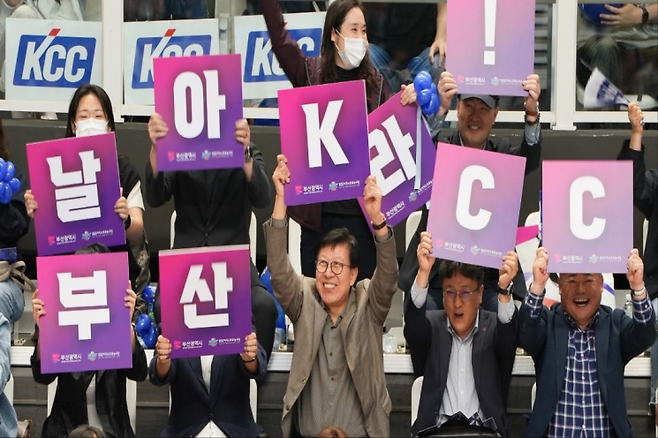 “KCC가 우승하면 춤을 추겠다”라는 공약을 경기 우승 직후 현장에서 선뵌 박형준 부산시장.