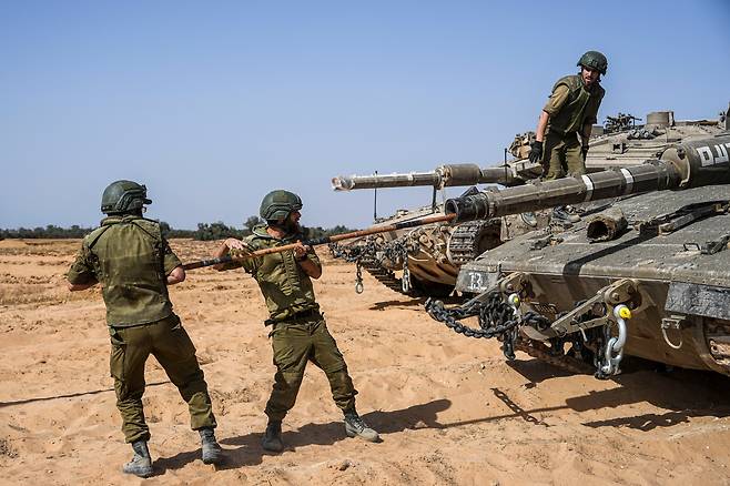 이스라엘 군인들이 5월 5일 이스라엘 남부 가자지구 국경 근처에서 탱크 포문을 청소하고 있다./AP 연합뉴스