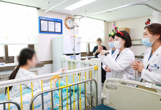 충남대병원 영양사들이 지난 3일 소아청소년 환자에게 수제쿠키를 전달했다.