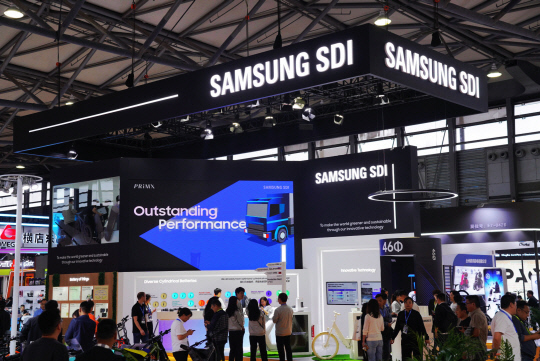 지난 5일 중국 상해에서 개최된 '차이나 사이클 쇼 2024'에서 삼성SDI의 전시 부스를 살펴보는 관람객들. 삼성SDI 제공.