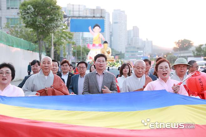 이상일 경기 용인시장이 4일 시청에서 '불기 2568년 부처님 오신 날'을 기념해 열린 '용인시민 연등축제'에 참여했다.