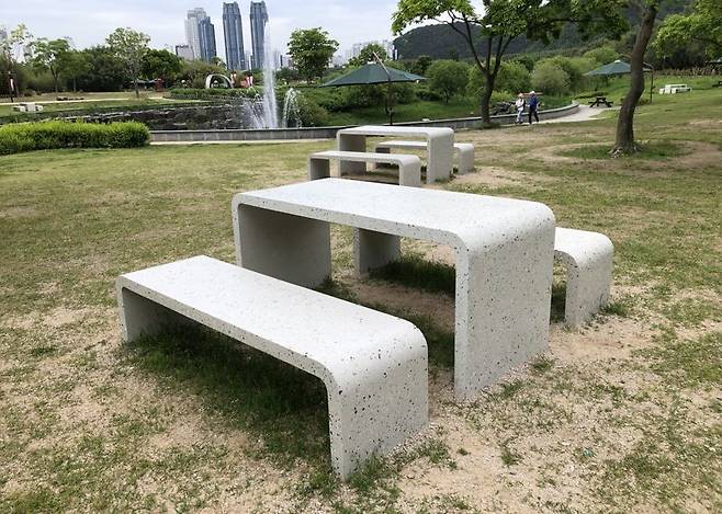 아람코 코리아 후원으로 제작돼 울산 태화강 국가정원에 설치된 야외용 의자와 탁자. 폐플라스틱 28t에 콘크리트를 섞어 만든 친환경 제품이다. 사진=최수상 기자