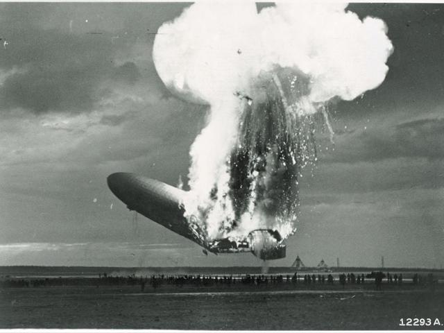 비행선 힌덴부르크가 1937년 5월 6일 대서양을 건너 미국 뉴저지주에 착륙 도중 폭발해 추락하고 있다. NASM, Archives Division