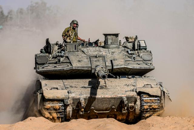 이스라엘 군인들이 5일 가자지구와 접한 이스라엘 남부 국경 인근에서 탱크를 몰고 있다. AP 연합뉴스