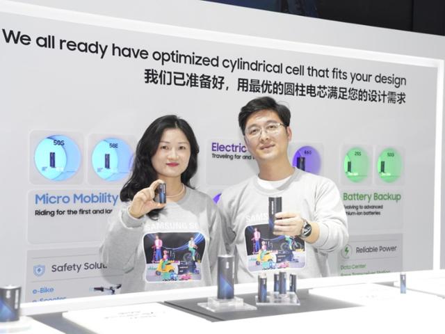 삼성SDI의 임직원이 5일 중국 상하이에서 개최된 '차이나 사이클 쇼 2024'에서 원통형 배터리 제품을 소개하고 있다. 삼성SDI 제공