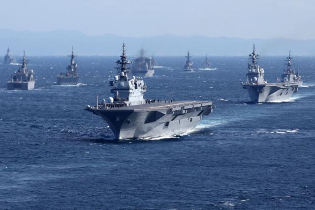 2022년 11월 6일 일본 가나가와현 사가미만에서 열린 국제관함식에 일 해상자위대 최대 호위함인 이즈모함(가운데)을 비롯해 12개 참가국의 군함들이 항해하고 있다. 가나가와=AFP 연합뉴스