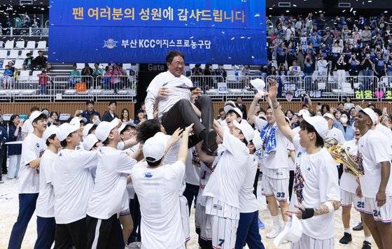 전창진(맨 위) 감독을 헹가래 치는 KCC 선수들. KCC는 13년 만에 우승했다. [뉴스1]
