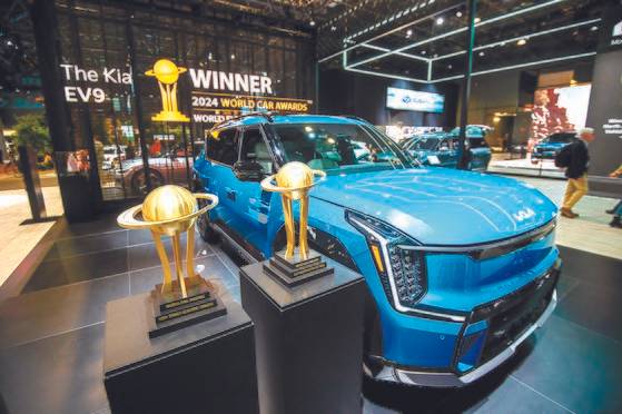 지난 3월 미국 뉴욕에서 열린 ‘2024 월드카 어워즈’에서 기아 대형 전기 스포츠 유틸리티차(SUV) EV9rk ‘세계 올해의 자동차’를 수상했다. EV9 미국 판매량은 늘어나고 있다. 사진 기아