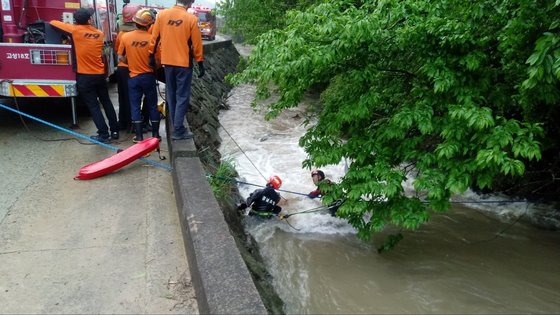전날(5일) 폭우가 쏟아진 가운데 경남 고성군 대가면의 한 농수로에 빠지면서 실종된 70대 남성이 6일 오전 숨진 채 발견됐다. 사진 경남소방본부
