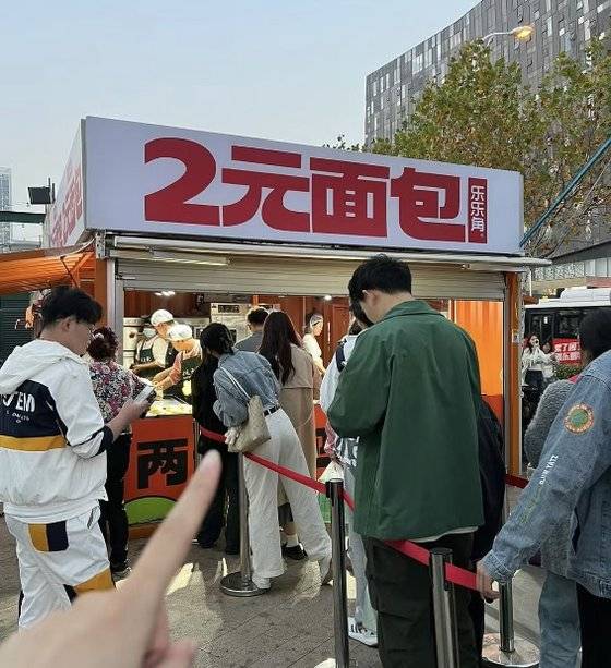 하나에 2위안(약 380원) 밖에 하지 않는 빵을 사기 위해 중국 젊은층들이 장사진을 이루고 있다. 사진 샤오홍수 캡처