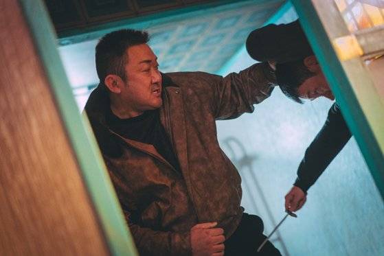 영화 '범죄도시4'에서 주연 배우 마동석은 자신의 주특기인 복싱 기반 액션을 펼친다. 그는 주연뿐 아니라 기획, 제작, 각색까지 맡아 '범죄도시' 시리즈 제작 전과정에 참여하고 있다. 사진 에이비오엔터테인먼트, 플러스엠 엔터테인먼트