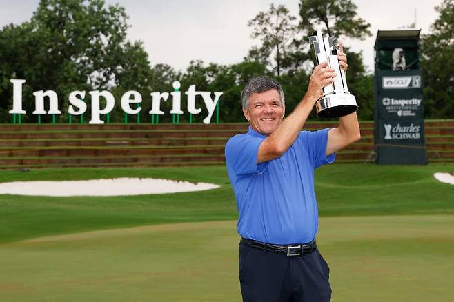 스콧 던랩이 5일(현지시간) 미국프로골프(PGA)투어 챔피언스 인스퍼리티 인비테이셔널 우승 트로피를 들고 기뻐하고 있다. AFP연합뉴스
