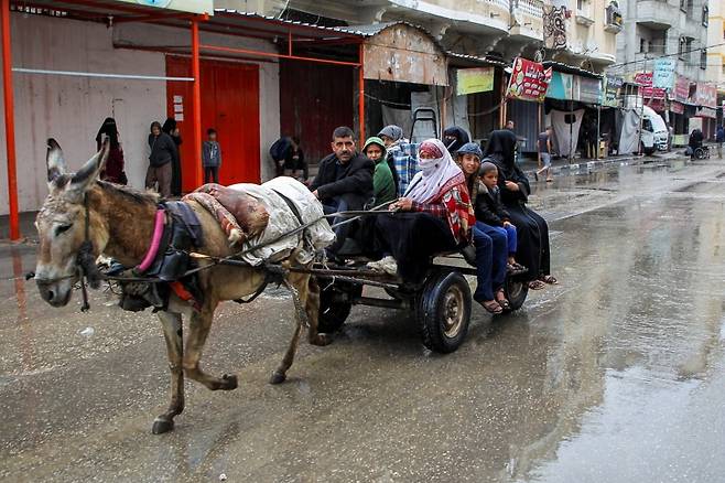 팔레스타인 주민들이 이스라엘군의 대피명령을 받고 가자지구 라파를 떠나고 있다.  / 사진=로이터