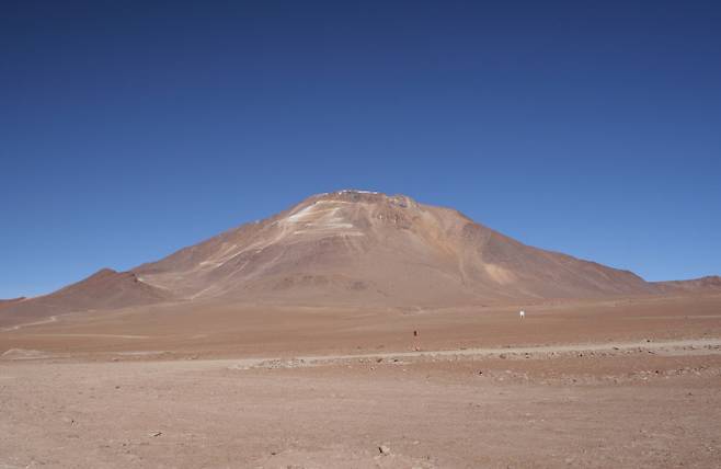 ‘도쿄대 아타카마 천문대(TAO)’가 들어선 칠레 아타카마 사막의 5640ｍ 차난토르 고원 꼭대기 전경. 이런 건조한 고지대는 주변에 수증기가 적어 별에서 나오는 적외선을  관측하는 데 유리하다. 도쿄대 제공
