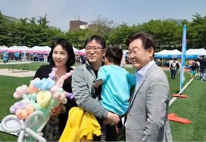 이재명 더불어민주당 대표와 배우자 김혜경씨가 지난 4일 인천 계양구에서 열린 어린이날 기념 행사에 참석해 기념 촬영을 하고 있다. 이재명 대표 유튜브 라이브 방송 캡처