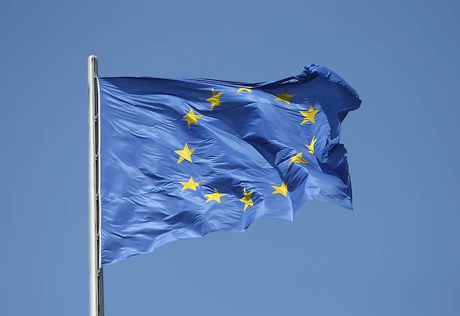 유럽연합 깃발이 바람에 날리고 있다. GettyImages | 이매진스
