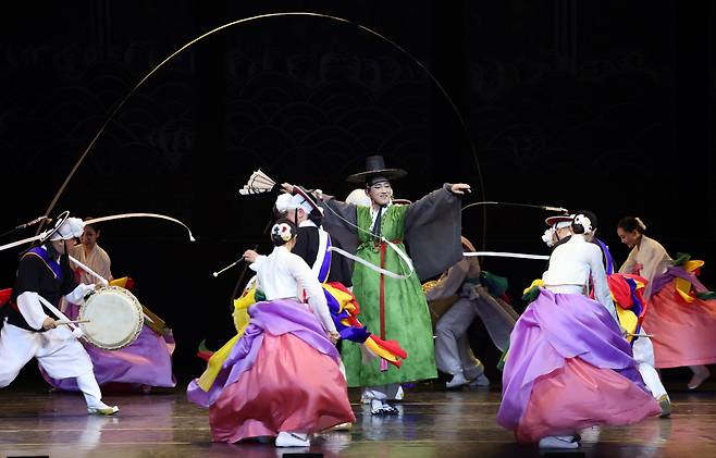 Performers from the National Gugak Center’s Dance Theater and Folk Music Group showcase their skills in "The Prince's Dream" at Teatro Argentina on Saturday. (Ministry of Culture, Sports and Tourism)