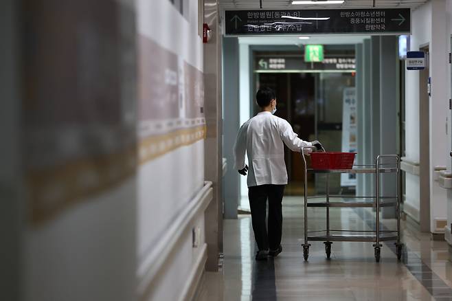 A medical staffer walks the hallway of Kyung Hee University Medical Center, which is considering encouraging unpaid leaves due to financial difficulties, in Dongdaemun-gu, Seoul. (Yonhap)