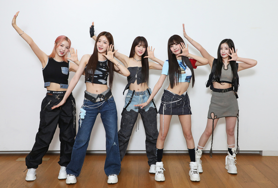 Girl group WOOAH poses for the camera ahead of an interview with the Korea JoongAng Daily. [PARK SANG-MOON]