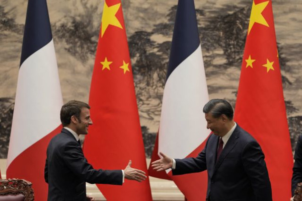 시진핑 중국 국가주석과 에마뉘엘 마크롱 프랑스 대통령이 지난해 4월 중국 베이징에서 정상회담을 갖기 앞서 악수를 하고 있다. AP연합뉴스
