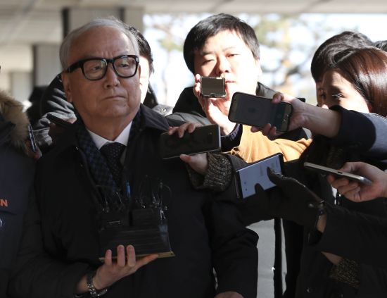 이병호 전 국정원장이 2017년 11월 19일 특활비 상납 혐의와 관련해 서울중앙지검에 소환되고 있다. 뉴시스