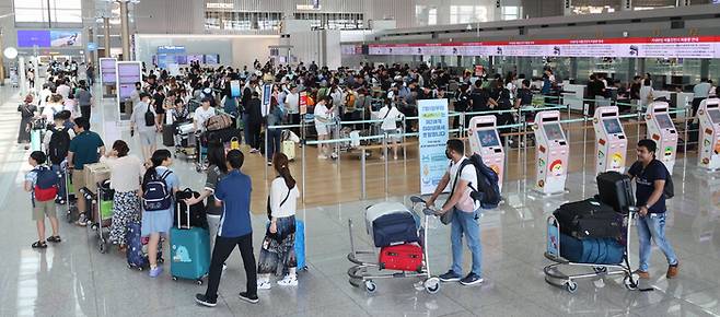 인천국제공항 제1터미널이 이용객으로 붐비고 있다. 사진은 기사와 관련 없음. [이승환 기자]
