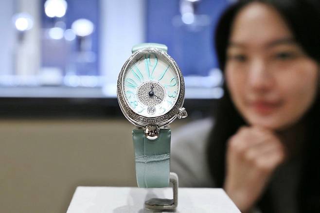 갤러리아백화점이 서울 명품관에 입점한 스위스 명품 시계 '브레게'의 새 단장을 기념해 초고가 신규 모델을 선보인다. 처음 선보인 '레인 드 네이플 민트'는 민트 그린 색상이 특징이다. 가격은 7000만원대다. 갤러리아백화점