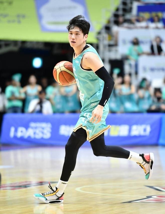 문성곤은 수원 kt 이적 후 첫 시즌부터 17년 만에 챔피언결정전을 이끈 주역이 됐다. 사진=KBL 제공