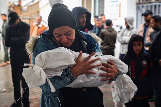 한 팔레스타인 여인이 6일(현지시간) 간밤 가자 남부 라파시에 대한 이스라엘군 공습에 숨진 아이를 부둥켜 안고 눈물을 흘리고 있다. /사진= 뉴스1