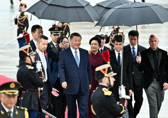 5일 프랑스 파리에 도착한 시진핑 중국 국가주석 부부가 프랑스 측의 환대를 받고 있다. 신화통신