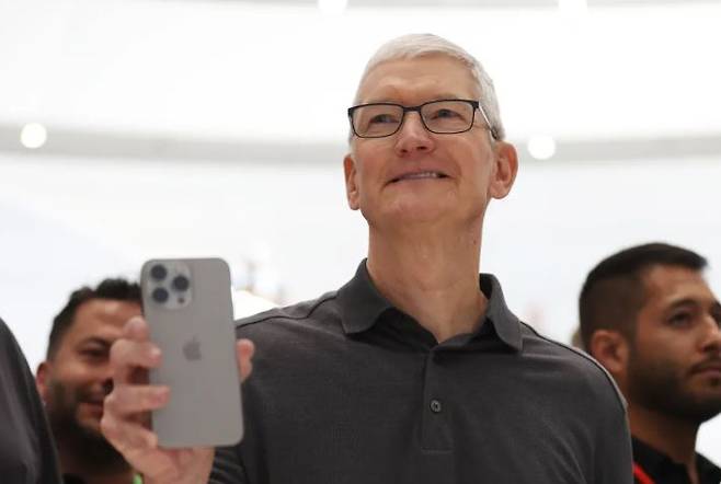 팀 쿡 애플 최고경영자(CEO)가 지난해 9월 미국 캘리포니아주(州) 쿠퍼티노에서 개최한 행사에서 아이폰 15 프로(Pro)를 들고 있다. [게티이미지]