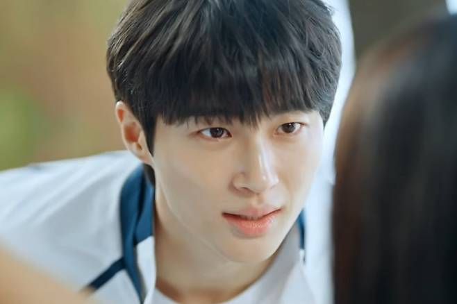 "2008년을 배경으로 한 tvN 월화드라마 '선재 업고 튀어'에서 류선재 역할로 출연한 배우 변우석. 극중 여고생 역할을 맡은 배우 김혜윤(임솔 역)이 류선재를 둘러싼 연애 상담을 하는 장면이 경기도 파주의 구 캔모아 매장에서 촬영된 것으로 알려졌다. [tvN]