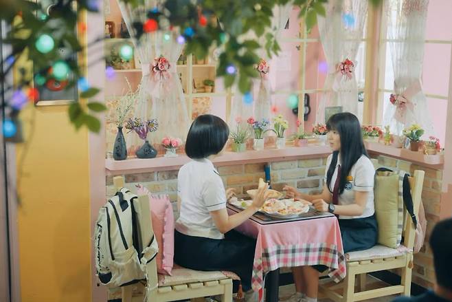 2008년을 배경으로 한 tvN 월화드라마 ‘선재 업고 튀어’에서 극중 여고생 임솔(배우 김혜윤)이 캔모아를 배경으로 연애 상담 중이다. 촬영 장소는 경기도 파주에 남아있는 캔모아 프랜차이즈매장으로 알려졌다. [tvN ]