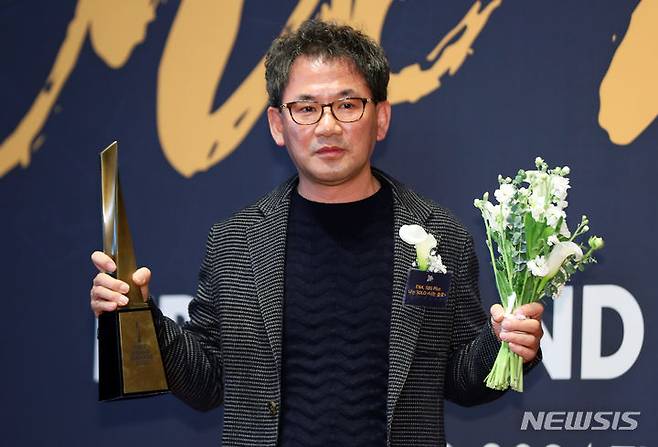 [서울=뉴시스] 김혜진 기자 = 남규홍 PD가 9일 오후 서울 중구 신라호텔에서 열린 2024 퍼스트 브랜드 대상 시상식에서 포즈를 취하고 있다. 2024.01.09. jini@newsis.com