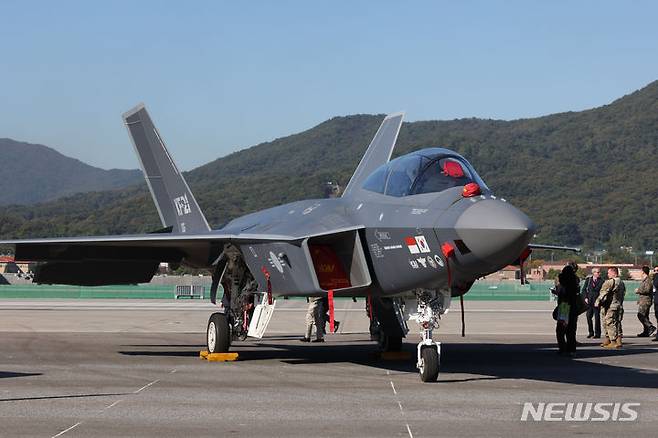 [성남=뉴시스] 홍효식 기자 = KF-21이 17일 경기도 성남 서울공항에서 열린 '서울 아덱스(ADEX) 2023' 개막식에 전시돼 있다. (대통령실통신사진기자단) 2023.10.17. yesphoto@newsis.com