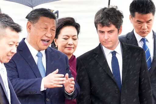 5일(현지시간) 시진핑 중국 국가주석이 부인 펑리위안 여사와 함께 파리 오를리 공항에 도착해 가브리엘 아탈 프랑스 총리의 영접을 받고 있다. AFP연합뉴스