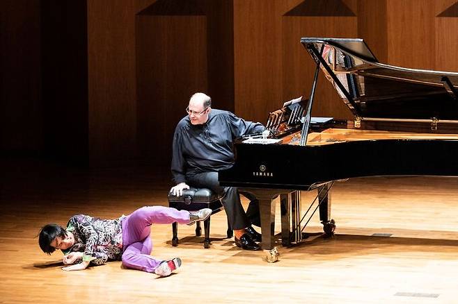 지난 4일 저녁 예술의전당 IBK챔버홀에서 열린 서울스프링실내악축제&nbsp;‘가족음악회: 유머레스크’ 공연 도중 주형기가 동료&nbsp;피아니스트 무히딘 뒤뤼올루(오른쪽) 연주하다 무대 바닥에 구르는 모습.&nbsp; 서울스프링실내악축제 제공