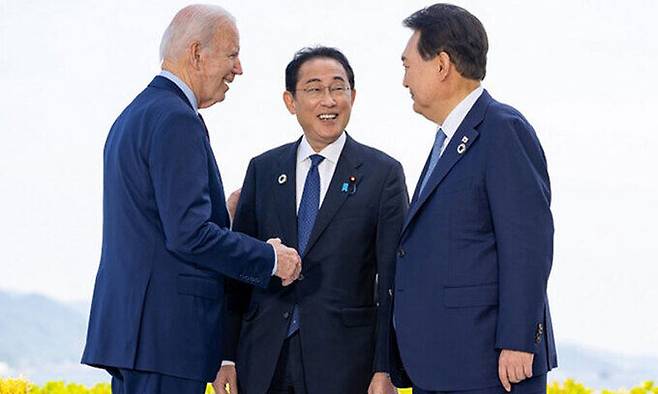 (왼쪽부터)조 바이든 미국 대통령, 기시다 후미오 일본 총리, 윤석열 대통령이 지난 2023년 5월 21일 일본 히로시마에서 주요 7개국(G7) 정상회의를 계기로 열린 한미일 정상회담을 앞두고 대화를 나누고 있다. UPI연합뉴스