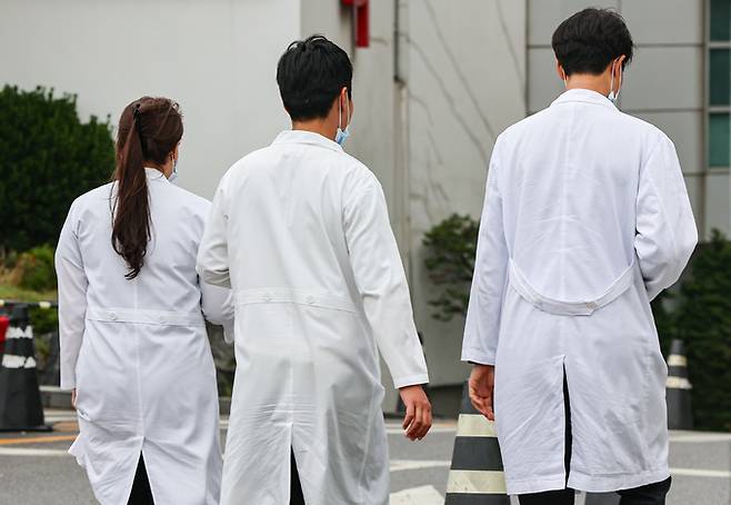 정부의 의대 정원 확대에 반발하는 전공의를 비롯한 의료계의 집단행동이 이어지고 있는 6일 서울 시내 한 대학병원에서 의료진이 발걸음을 옮기고 있다. 뉴스1