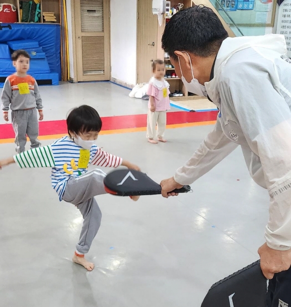서울 영등포구 ‘핫둘핫둘서울 유아 스포츠단’에 참가한 한 유아가 지난 3일 태권도장에서 발차기를 하고 있다. 영등포구 제공