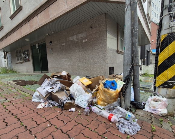 연휴 끝 분리수거 안된 쓰레기 더미 - 어린이날 연휴 마지막날인 6일 서울의 한 주택가 앞에 주민들이 버린 종이와 플라스틱 쓰레기가 뒤섞여있다.