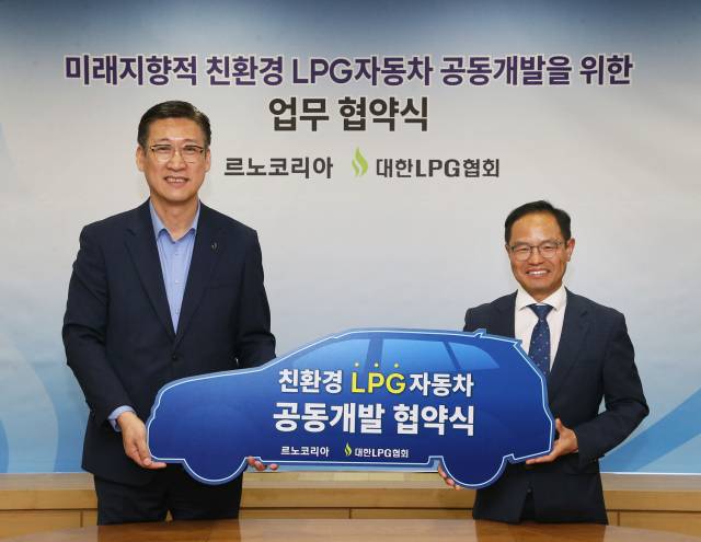 최성규(왼쪽) 르노코리아 연구소장과 이호중 대한LPG협회장이 ‘차세대 친환경 액화석유가스(LPG) 차량’ 공동 개발 업무협약을 체결한 뒤 기념 촬영하고 있다. 사진 제공=르노코리아