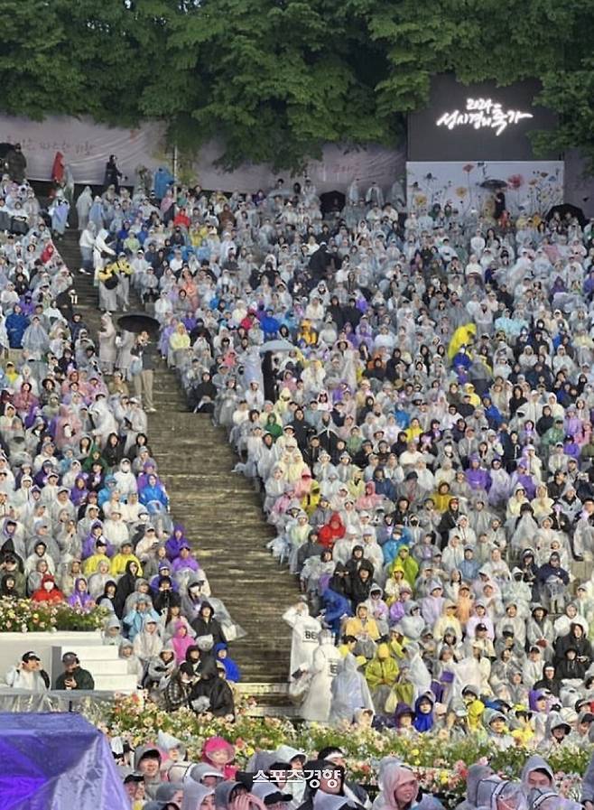 지난 5일 비가 온 가운데 서울 연세대학교 노천극장에서 개최된 성시경 콘서트를 관람한 관객들의 모습. X(구 트위터) 게시물 캡처