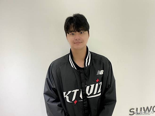 KT 위즈 투수 김민이 5일 수원 KT위즈파크에서 인터뷰를 마친 뒤 기념촬영하고 있다. 수원, 최원영 기자