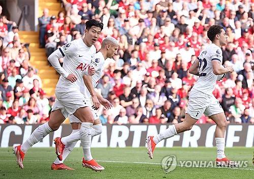 손흥민이 6일(한국시간) 잉글랜드 리버풀에 있는 안필드에서 열린 리버풀과 토트넘 홋스퍼의 2023-2024시즌 프리미어리그 36라운드 원정 경기에 선발 출장해 리그 17호 골을 터뜨렸다. 팀은 2-4로 패했지만, 손흥민은 리버풀 상대 5경기 연속골을 터뜨리며 제이비 바디(레스터 시티)에 이어 프리미어리그 역대 두 번째 선수로 기록됐다. 연합뉴스