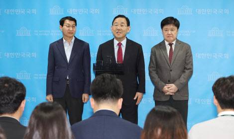 주호영 국회 연금개혁특별위원장(가운데)과 국민의힘 유경준(오른쪽), 더불어민주당 김성주 여야 간사가 7일 오후 국회 소통관에서 연금개혁특별위원회 종료 및 출장 취소 등과 관련해 입장을 밝힌 뒤 취재진의 질문에 답변하고 있다. (사진=연합뉴스)